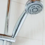 diesmal-ohne-essig-wie-man-ablagerungen-aus-dem-duschkopf-entfernt.webp.webp